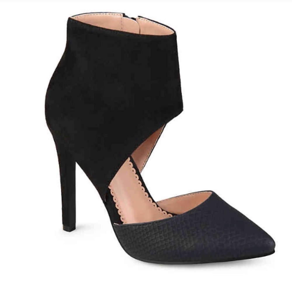 Black ankle cuff pump